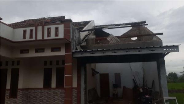 Angin Kencang Terjang Pemukiman Warga di Serang, Puluhan Rumah Rusak
