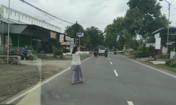 Diduga Depresi, Wanita Mengamuk di Jalan Ponorogo - Solo