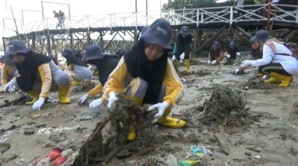 Isi Liburan, Pelajar SMK Negeri 2 Tuban Bersihkan Sampah di Pantai dan Tanam Mangrove