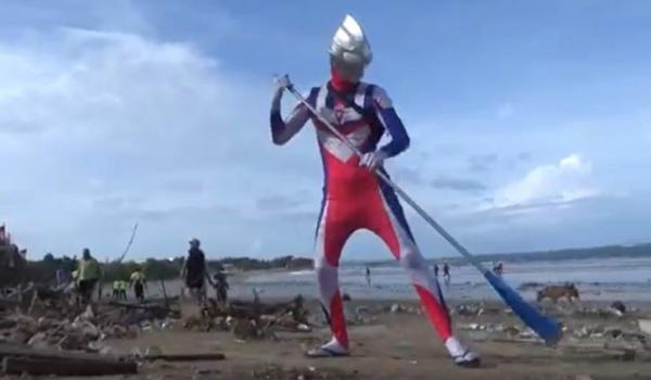 Sosok Viral Gunakan Kostum Ultraman Bersihkan Sampah di Pantai Kuta, Ini Motifnya