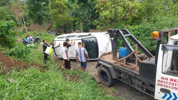Kecelakaan Hari Ini di Jalan Gentong Tasikmalaya, Minibus Masuk Jurang Sedalam 6 Meter
