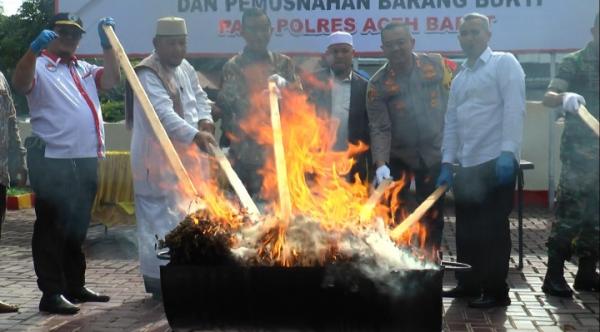 Jelang Akhir Tahun, Polres Aceh Barat Musnahkan Narkoba dan Knalpot Brong