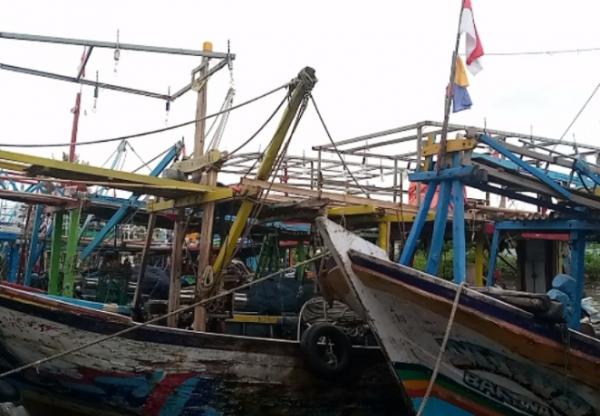 Cuaca Ekstrem! Nelayan di Pemalang Tak Melaut, Ratusan Kapal Terparkir di Dermaga Tanjungsari