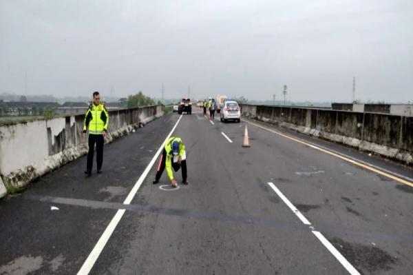 5 Kendaraan Terlibat Kecelakaan Beruntun di Tol Sragen, Satu Orang Tewas di TKP
