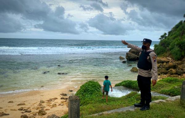Patroli di Pantai Selatan Wonogiri, Petugas Imbau Pengunjung Waspadai Hal Ini