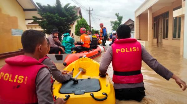 Kendal Dikepung Banjir, Polisi Terjunkan Personel Bantu Proses Evakuasi