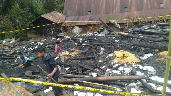 Diduga Akibat Api Dapur lupa dipadamkan, Sebuah Rumah di Mamasa Ludes Terbakar