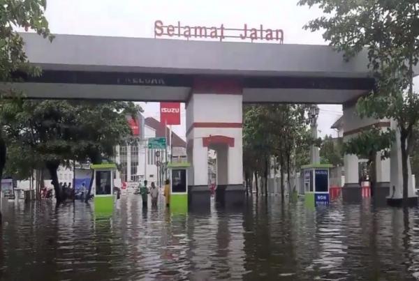 Pengelola Stasiun Semarang Tawang Alihkan Boarding Penumpang Akibat Banjir