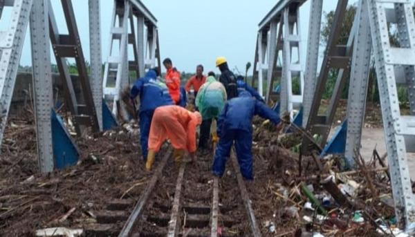 Banjir Landa Jalur Lintas Utara Pulau jawa, Perjalanan Kereta Api Alami Keterlambatan