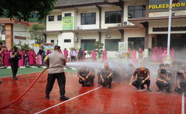 Jalani Upacara Kenaikan Pangkat di Penghujung Tahun, 45 Anggota Polres Wonogiri Disiram Air Bunga