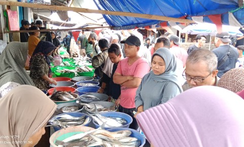 Jelang Malam Pergantian Tahun 2023 di Cirebon, Masyarakat Serbu Pasar Ikan Karangsambung