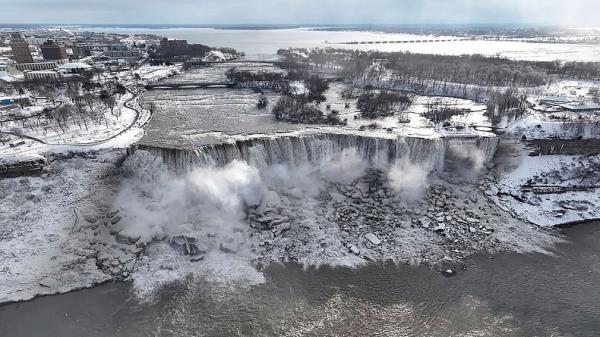 Dihantam Badai Salju, Air Terjun Niagara di Ontario Membeku 