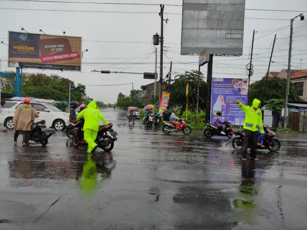 Banjir Melanda Kawasan Pantura Comal, Polisi Alihkan Arus Kendaraan