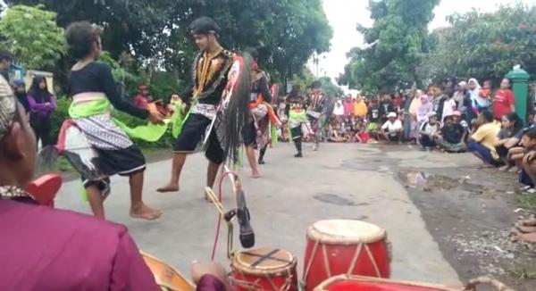 Pentas Tari Kuda Lumping Tampil di Desa Banjaran Pemalang, Ratusan Penonton Terhipnotis