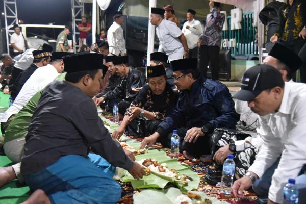 Bupati Sidoarjo Ahmad Muhdlor Rayakan Tahun Baru 2023 dengan Makan Bareng Ribuan Warganya