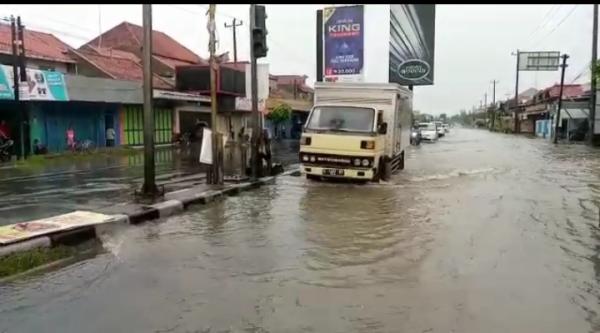 Pemalang di Guyur Hujan Deras, Air Meluap Hingga Arus Lalu Lintas Pantura Comal Blandong Tersendat