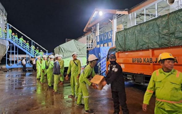 Menko PMK Salurkan Bantuan 6.000 Paket Sembako ke Pulau Karimunjawa