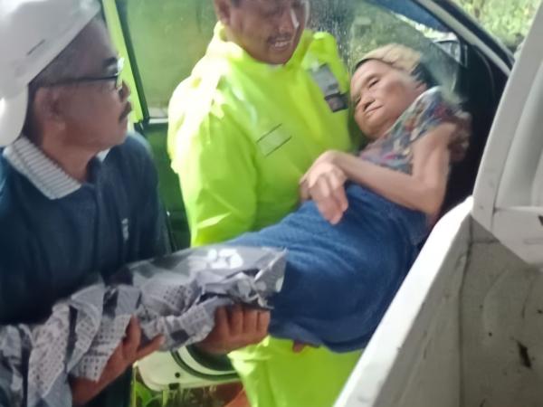 Tergenang Banjir, Bhabinkamtibmas Kota Semarang Lakukan Evakuasi Terhadap Lansia Stroke