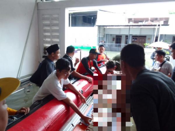 Tim SAR Kota Semarang Evakuasi 172 Warga yang Selamat dan 1 Orang Meninggal Saat Banjir Terjadi