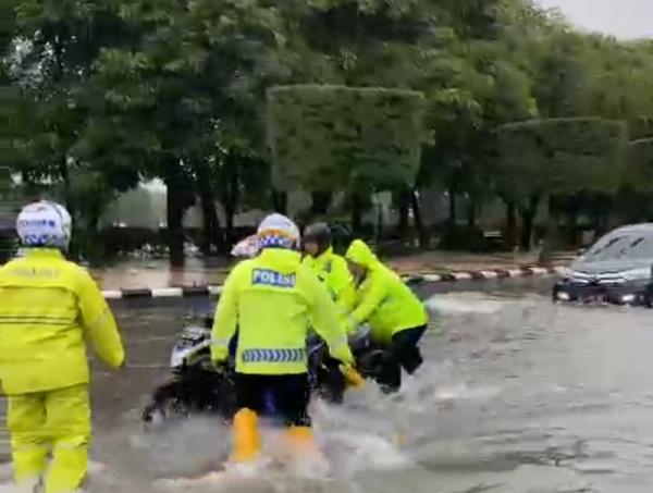 Beberapa Titik Banjir di Semarang Mulai Surut, Berikut Rinciannya