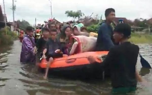 Banjir Pekalongan Makin Tinggi, Tim Gabungan Evakuasi Puluhan Lansia dan Balita