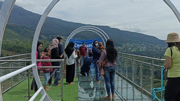 Jembatan Kaca Kemuning Sky Hill Karanganyar Mulai Ramai Dikunjungi Turis Asia serta Eropa