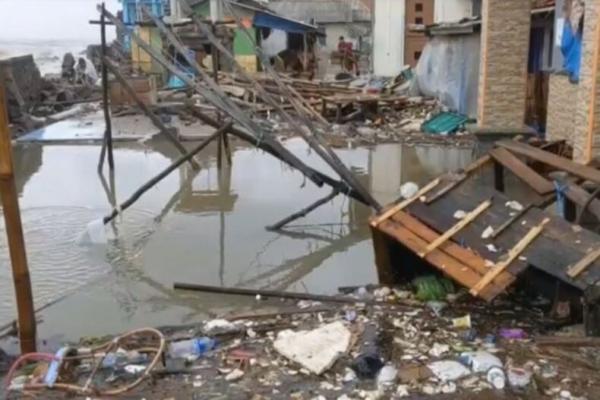 Ratusan Warga Mengungsi Imbas Banjir Rob Terjang Indramayu, Pemkab Tetapkan Status Siaga Bencana