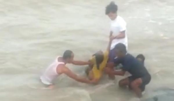 Dramatis! Aksi Heroik 3 Nelayan Selamatkan Bocah 9 Tahun yang Tenggelam di Pantai Matras