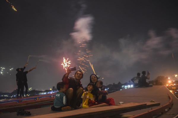 Suasana Menyambut Tahun Baru di Ampera dan Pinggiran Sungai Musi