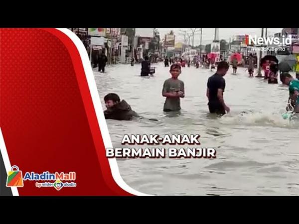 Banjir di Jalan Ahmad Yani Pemalang Jadi Kolam Renang Dadakan Anak-Anak