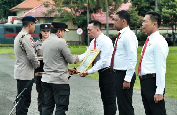 Tumpas Kejahatan Jalanan, Kapolda Jatim Beri Penghargaan ke Satreskrim Polrestabes Surabaya