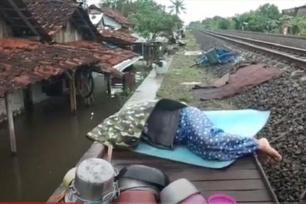 Kisah Pilu Warga Pekalongan Mengungsi di Pinggir Rel Kereta Api akibat Banjir