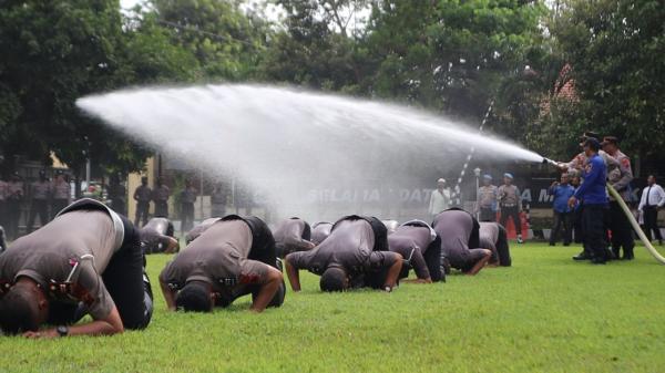 Momen Langka! 53 Anggota Polres Pemalang Naik Pangkat Bersujud Syukur dengan Siraman Water Canon
