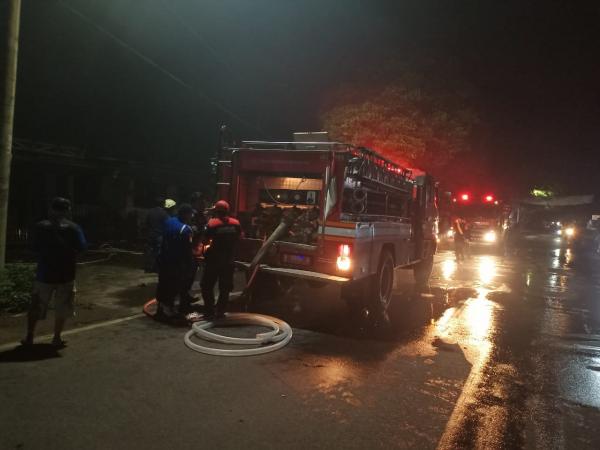 Hangus Dilalap Api, Polsek Serang Bantu Padamkan Kebakaran Kantor Dinas UMK