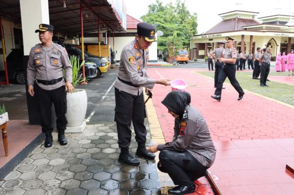 Kenaikan Pangkat 69 Anggota Polres Grobogan Ditandai dengan Prosesi Diguyur Air