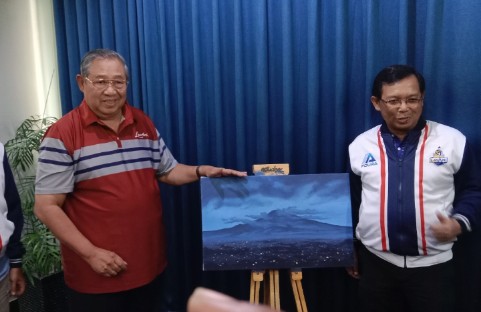 Singgah di Cirebon, SBY Sempatkan Melukis Pemandangan Gunung Ciremai dari dalam Kamar Hotel