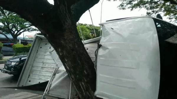 Hilang Kendali, Mobil Pikap Tabrak Warung dan Terbalik di Jalan Lingkar Selatan Cilegon