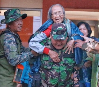 Aksi Heroik Sejumlah Anggota TNI saat Evakuasi para Korban Banjir