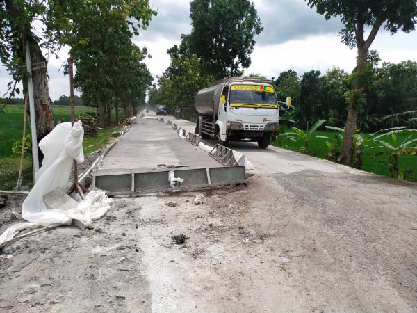 Proyek Perbaikan Jalan Senori-Bangilan Tak Selesai, Warga Mengeluh Terganggu Aktifitasnya