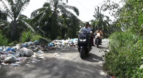 Tumpukan Sampah Menggunung di Jalan Aceh Singkil,  Warga Keluhkan Bau Busuk