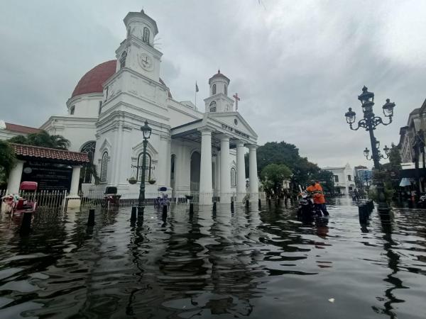 Metode Tabur Garam dengan Pesawat untuk Alihkan Hujan di Kota Semarang
