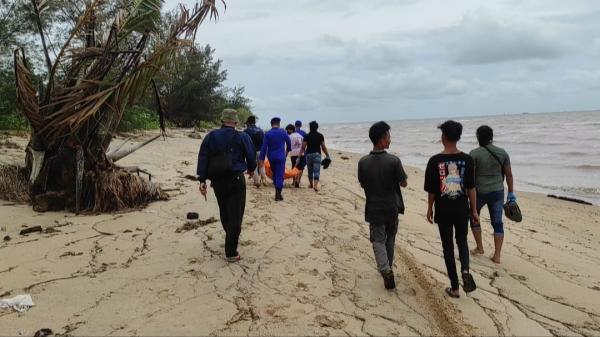 Polisi Evakuasi Mayat Tanpa Identitas di Pantai Tembelok ke RSUD Sejiran Setason Bangka Barat