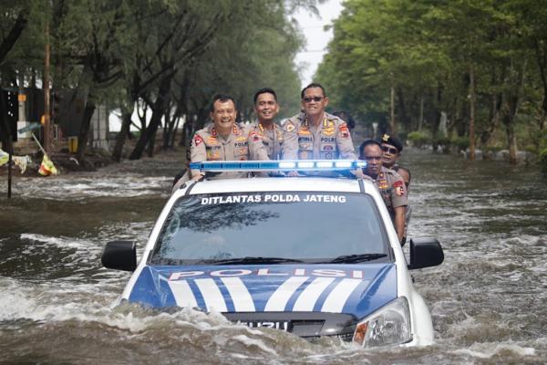 Tinjau Tiga Lokasi Banjir Kota Semarang, Ini Yang Didapati Kapolda Jateng