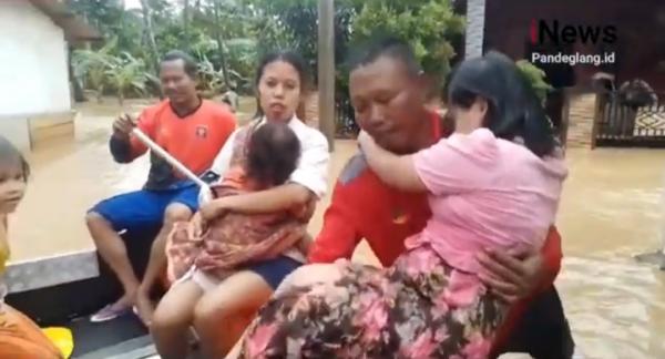 Banjir Setinggi Dada di Panimbang Pandeglang, Petugas Berjibaku Evakuasi Warga