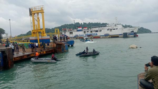 Tim Lanal Banten Bantu Proses Evakuasi Bangkai Mobil Truk di Dermaga 5 Pelabuhan Merak