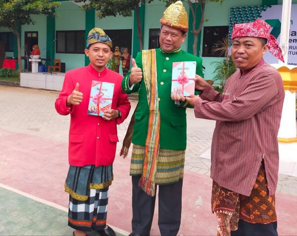 Penyuluh Agama Surabaya Beri Hadiah Kepala Kemenag Buku Bunga Rampai, Ini Isinya