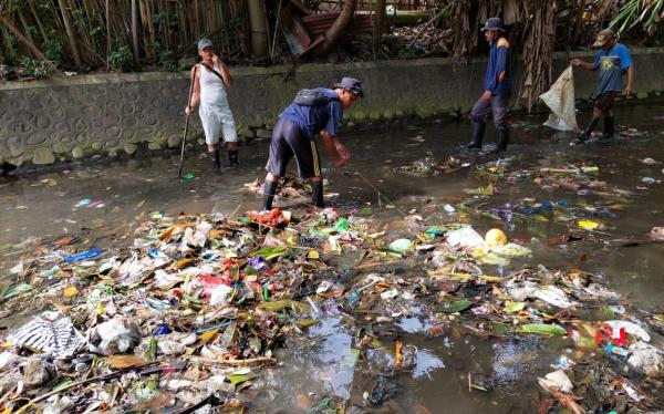 Sungai di Kota Mataram Jadi Tempat Sampah Plastik