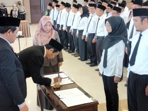 KPU Banjarnegara Lantik 100 Anggota PPK Pemilu 2024