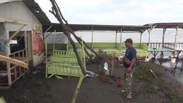 Diterjang Ombak, Puluhan Warung di Pantai Tegal