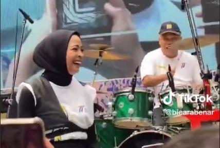 Menteri PUPR Basuki Hadimuljono Jadi Drumer Grup Musik Kotak, Ngeri Gebukannya